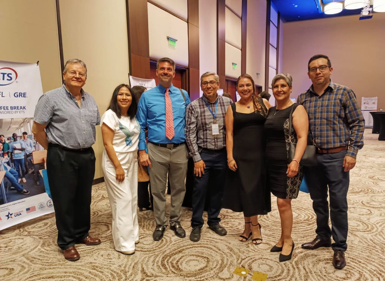 El Agregado Cultural de la Embajada de Estados Unidos, Cecilia Durán, Directora Ejecutiva del CBA y personeros de la Embajada y Education USA